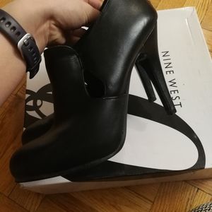 Like new Nine west black pumps